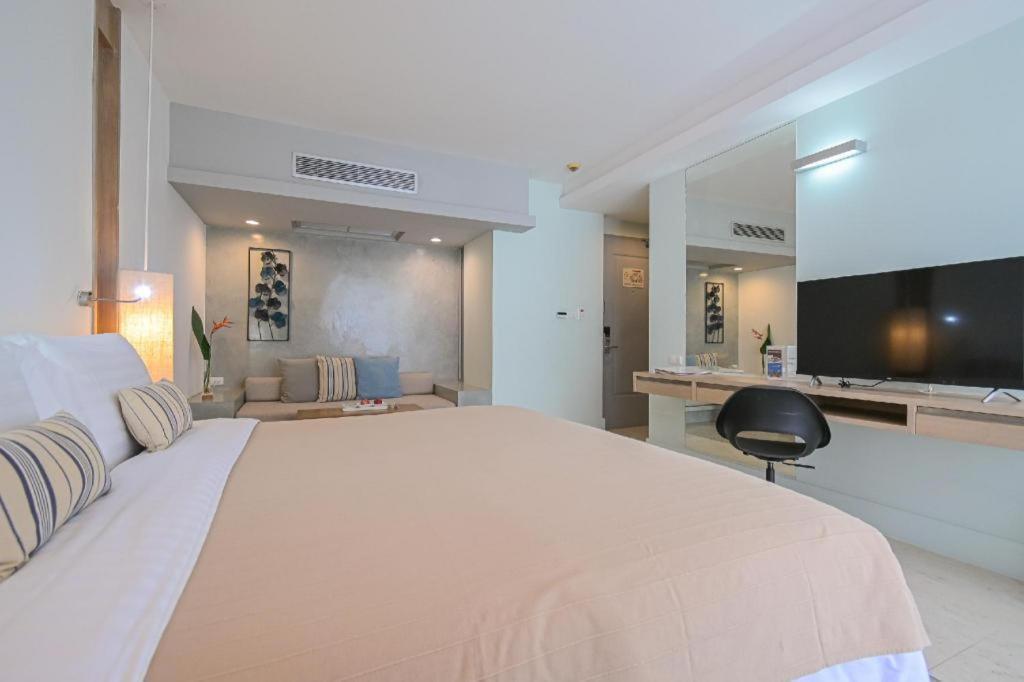 Ramada By Wyndham Phuket Southsea Hotel Karon Екстериор снимка