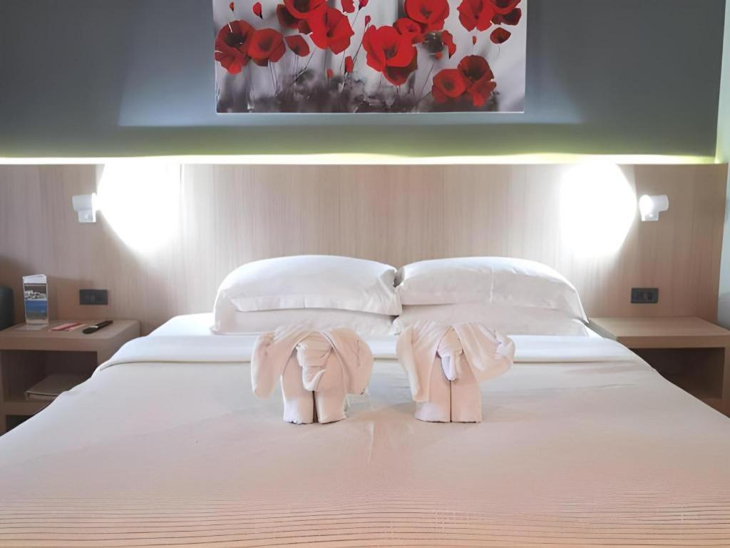 Ramada By Wyndham Phuket Southsea Hotel Karon Екстериор снимка