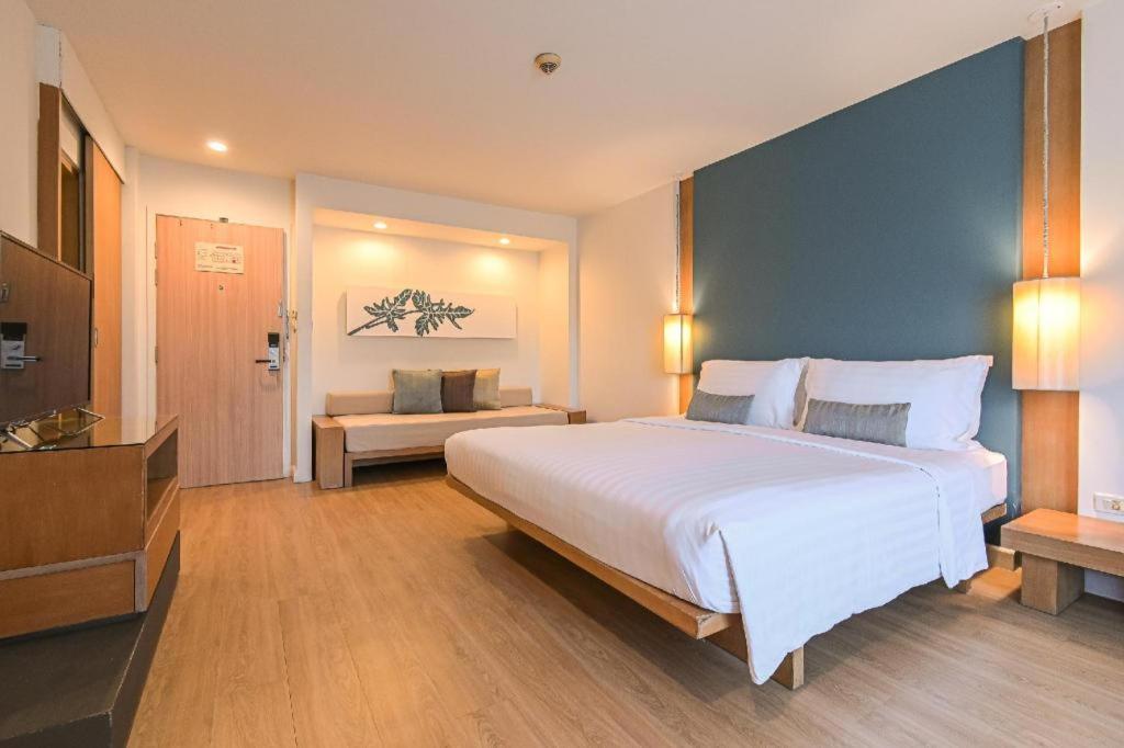 Ramada By Wyndham Phuket Southsea Hotel Karon Екстериор снимка