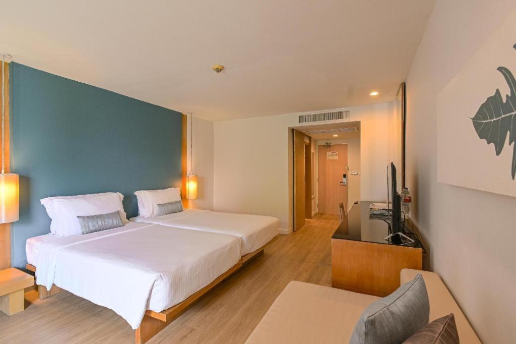 Ramada By Wyndham Phuket Southsea Hotel Karon Екстериор снимка
